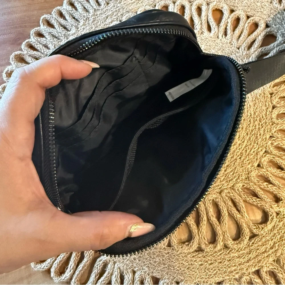Black Pouch wristlet - Picture 3 of 4